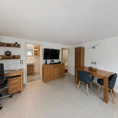 Apartment Business In Sachsenhausen, Ruhig, Moebliert Und Perfekt Angebunden